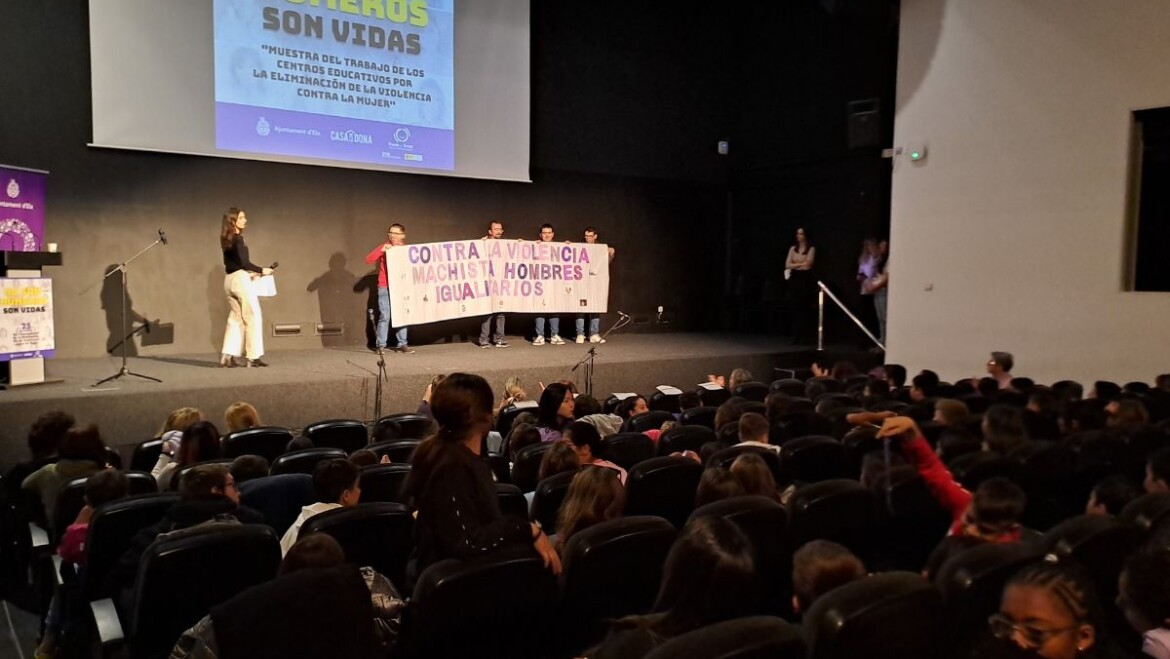 El Centro de Congresos acoge una muestra de trabajos de centros educativos para la eliminación de la violencia contra la mujer