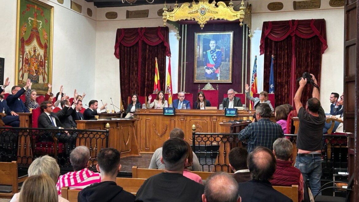 El gobierno municipal saca adelante una moción en defensa de la Constitución y condena a la Amnistía