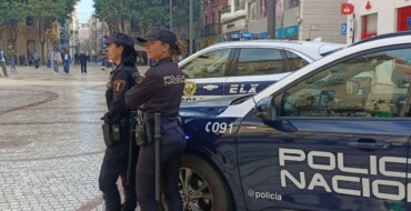 La detención de dos varones por la Policía Local de Elche permite a la Policía Nacional esclarecer seis robos con fuerza en comercios y vehículos en la zona centro de  Elche