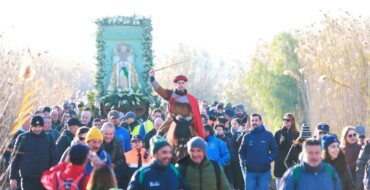 Más de 3.000 de ilicitanos reciben a su patrona en la playa del Tamarit y la acompañan en romería