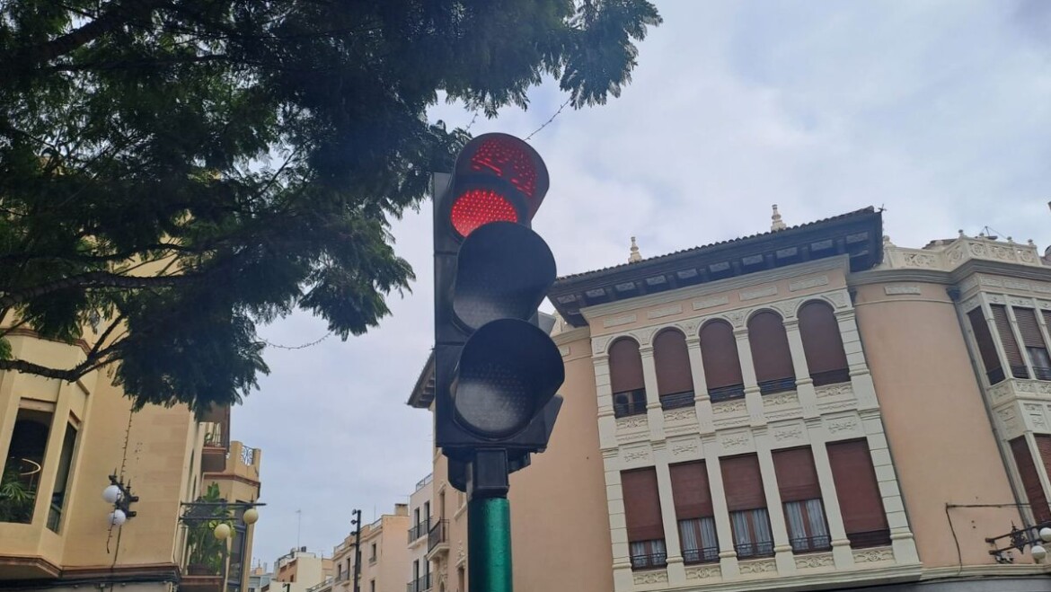Nou encreuament semafòric a la confluència dels centres educatius Francesc Cantó i León Felipe