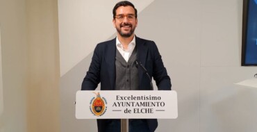 El Ayuntamiento renueva las más de 200 luminarias del Parque Municipal y de la calle Santa Ana
