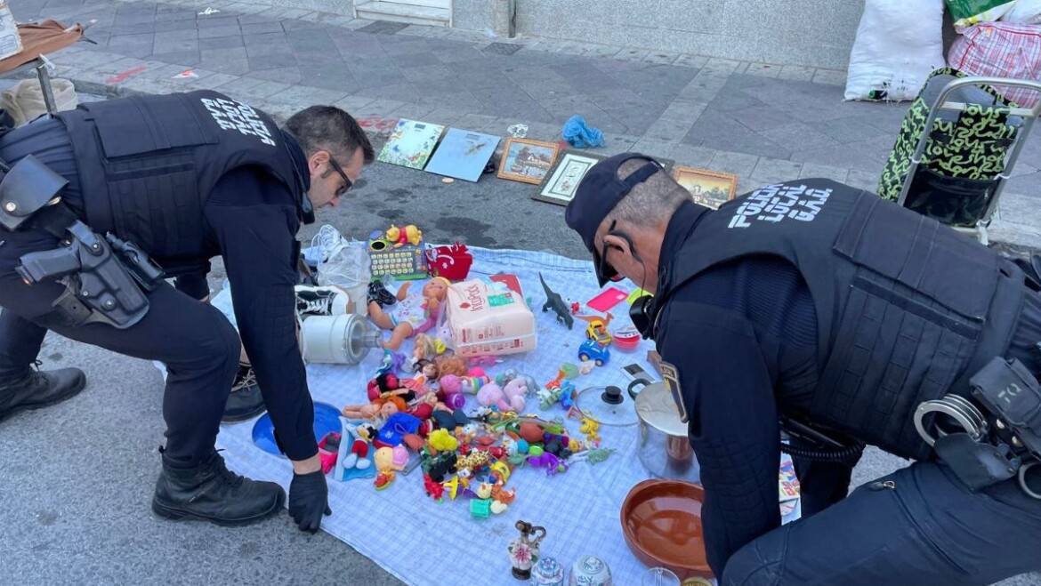 Intervenció policial contra la venda no autoritzada al mercat ambulant de la Plaça Barcelona