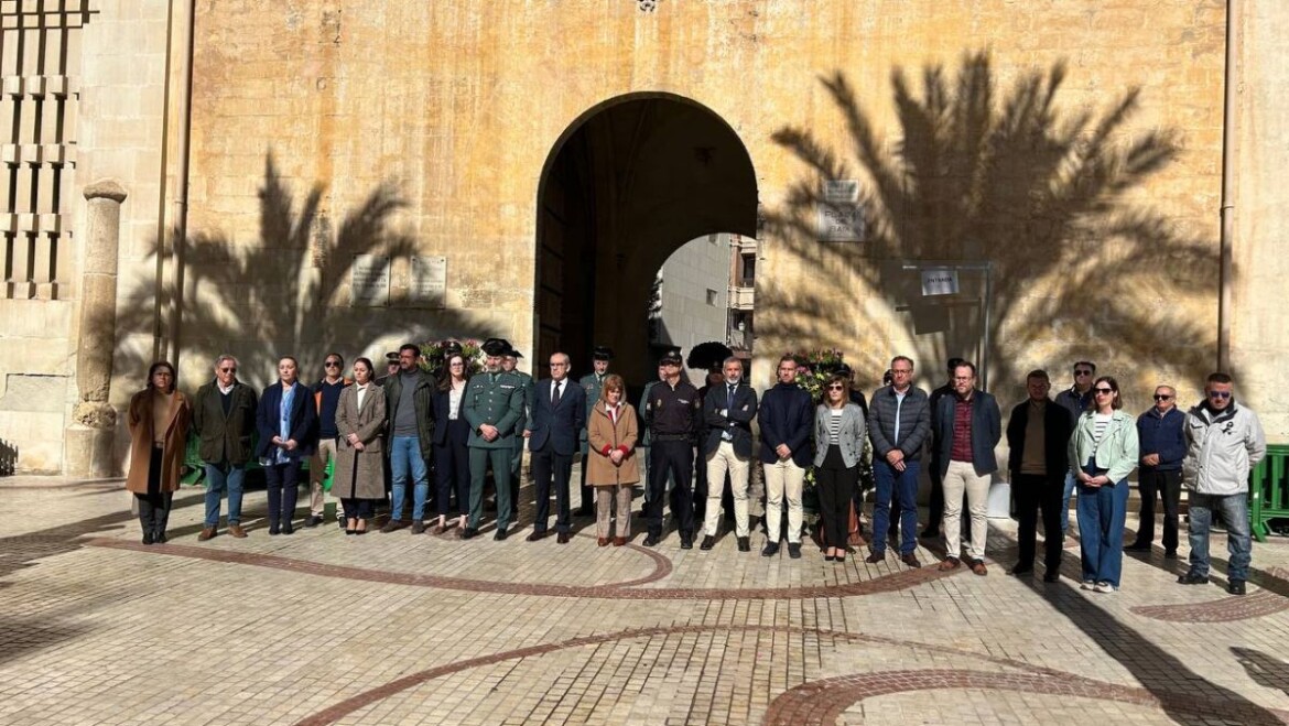 Elche guarda un minuto de silencio por los dos guardias civiles asesinados en Barbate