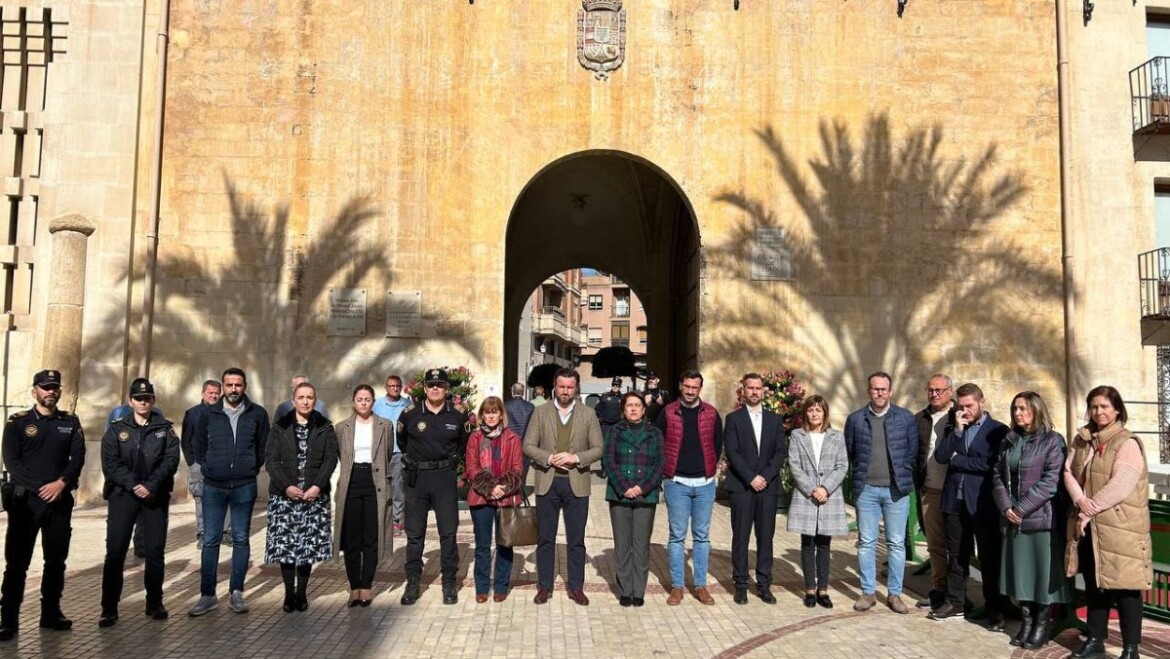 Elche se suma a la condena del asesinato de una mujer en Alfàs del Pi con un minuto de silencio