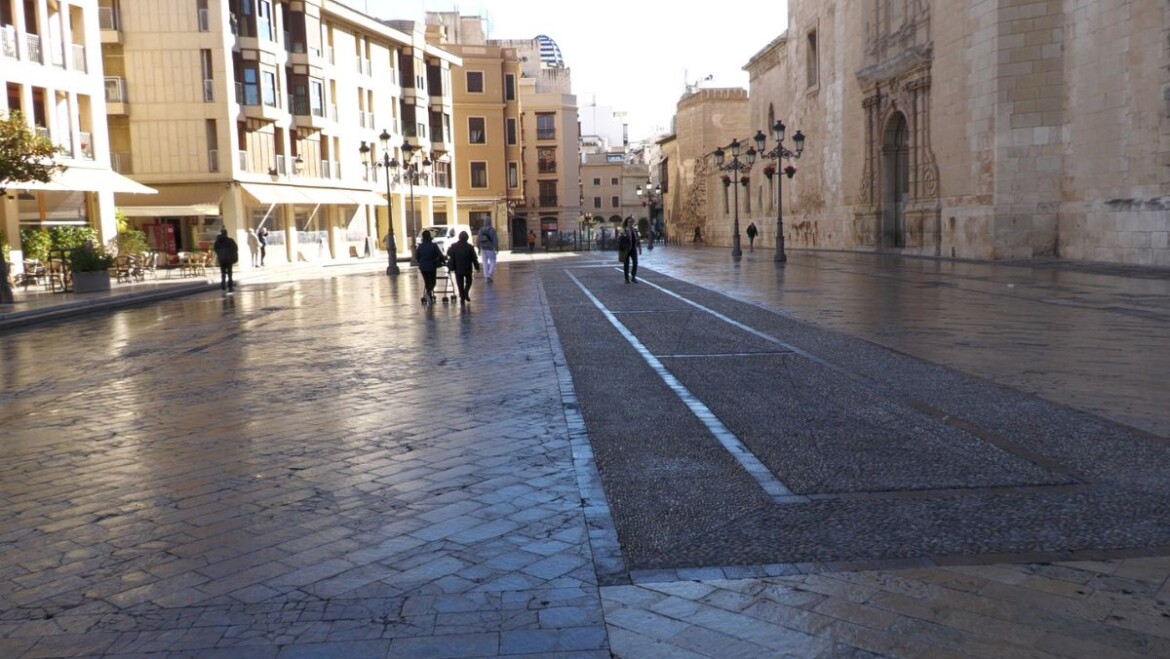 La Plaza del Congreso Eucarístico acoge el desfile de candidatas a Reinas y Damas de las Fiestas