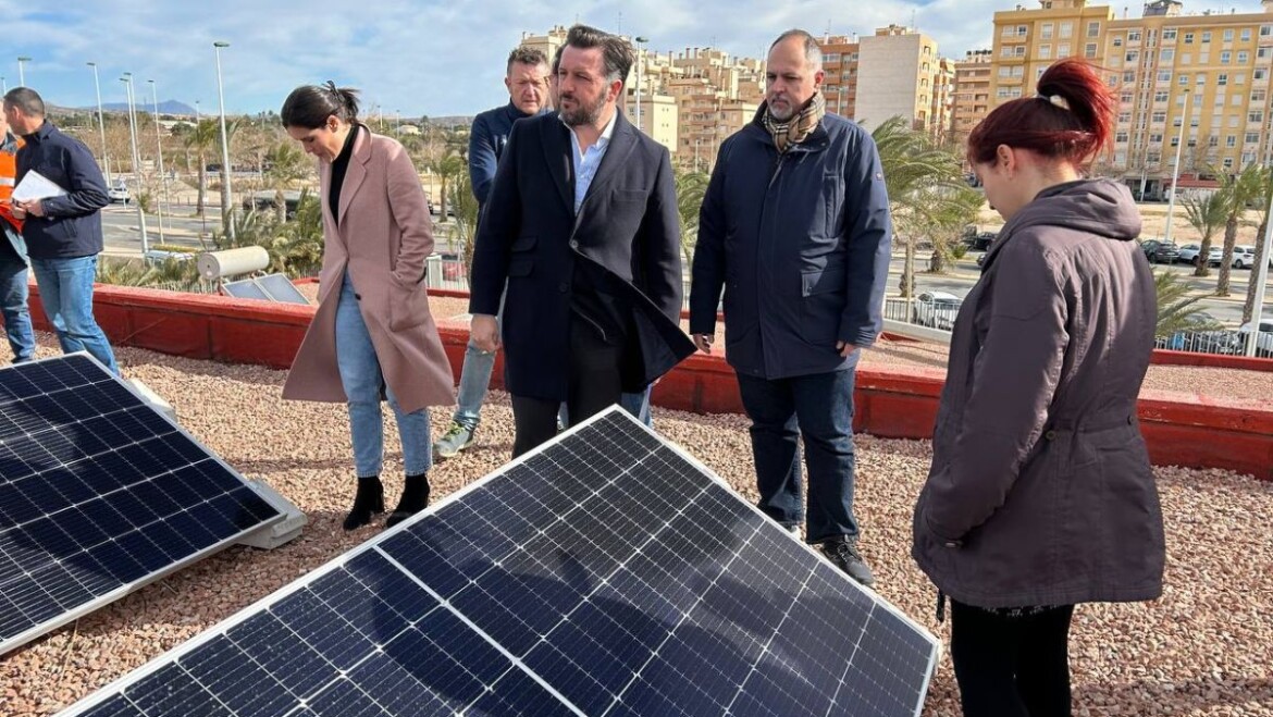 El Ayuntamiento instala más de 750 placas solares en colegios públicos