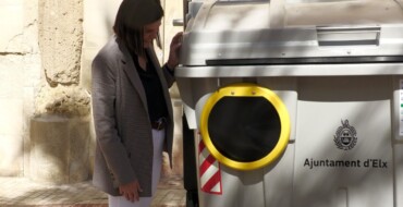 Elche ya cuenta con contenedores adaptados a personas con discapacidad