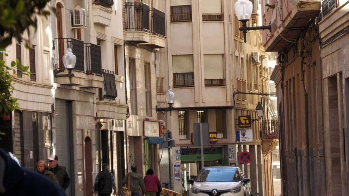 El Ayuntamiento continúa con la renovación de luminarias históricas en el casco urbano