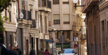 El Ayuntamiento continúa con la renovación de luminarias históricas en el casco urbano