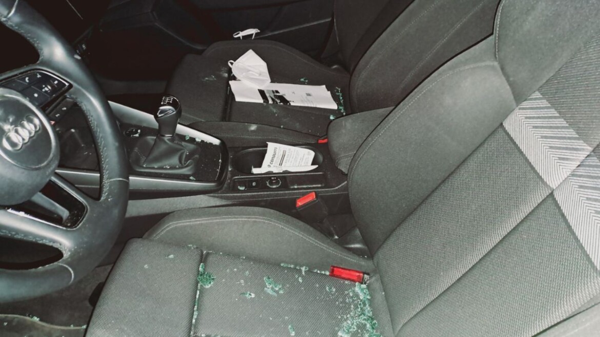 Detenidos dos hombres por robo con fuerza en un vehículo