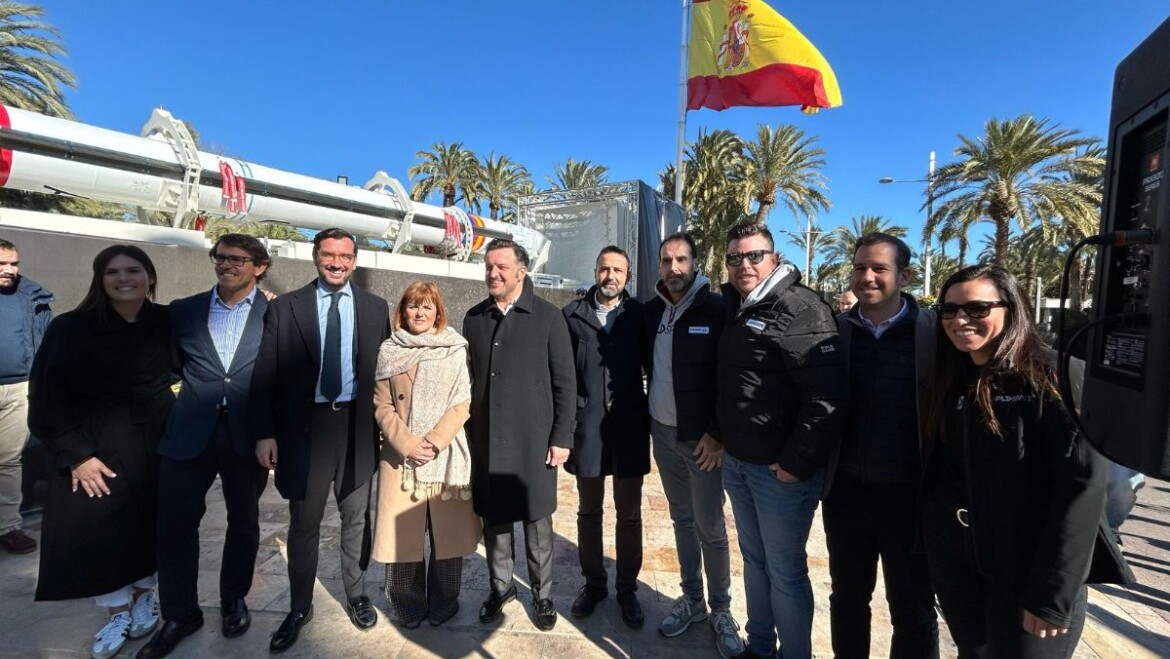 El Paseo de la Estación acoge este fin de semana la exposición del cohete Miura 1 de PLD Space