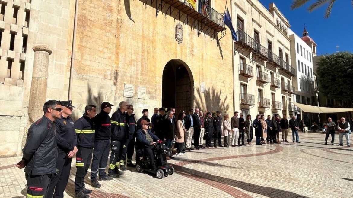 Minut de silenci a Elx en record dels morts en l’incendi d’un habitatge a la Vila Joiosa