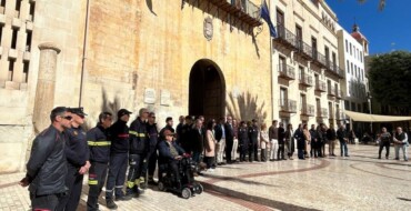 Minuto de silencio en Elche en recuerdo de los fallecidos en el incendio de una vivienda en Villajoyosa