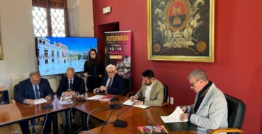El Ayuntamiento firma el convenio de colaboración con AEC para Futurmoda 2024