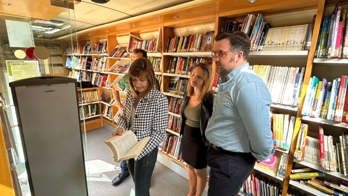 Elx celebra el Dia del Llibre repartint 1.300 exemplars per tota la ciutat