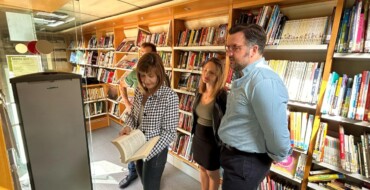 Elche celebra el Día del Libro repartiendo 1.200 ejemplares por toda la ciudad