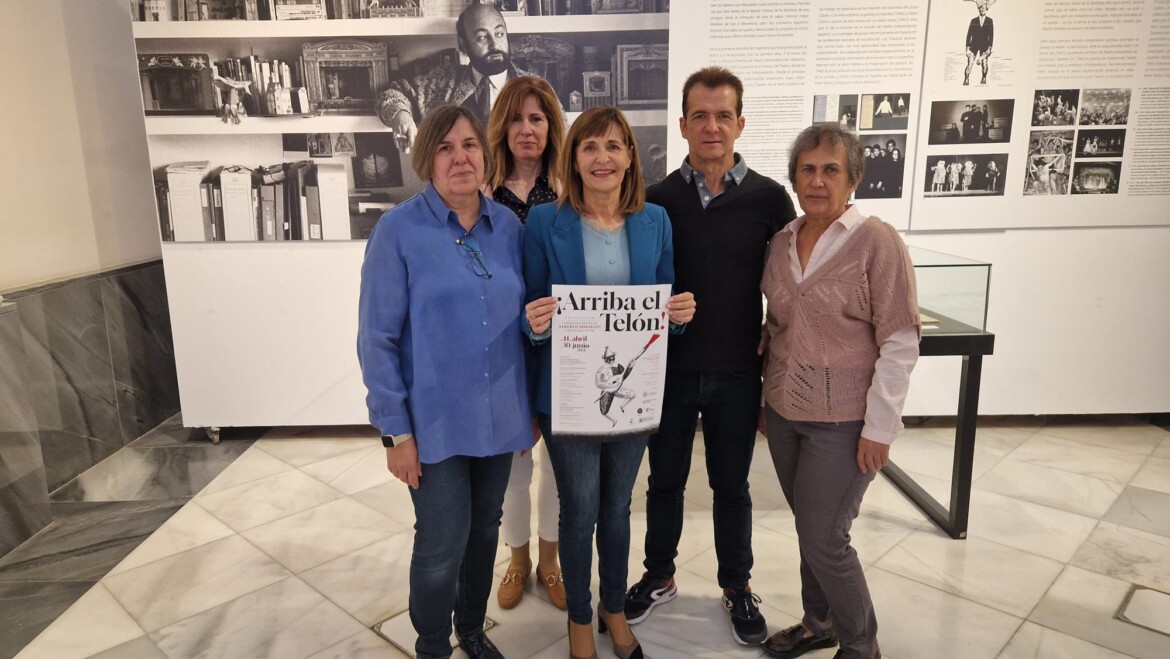 La exposición ¡Arriba el telón! presenta la biblioteca teatral de Alberto Miralles y la historia del teatro en Elche