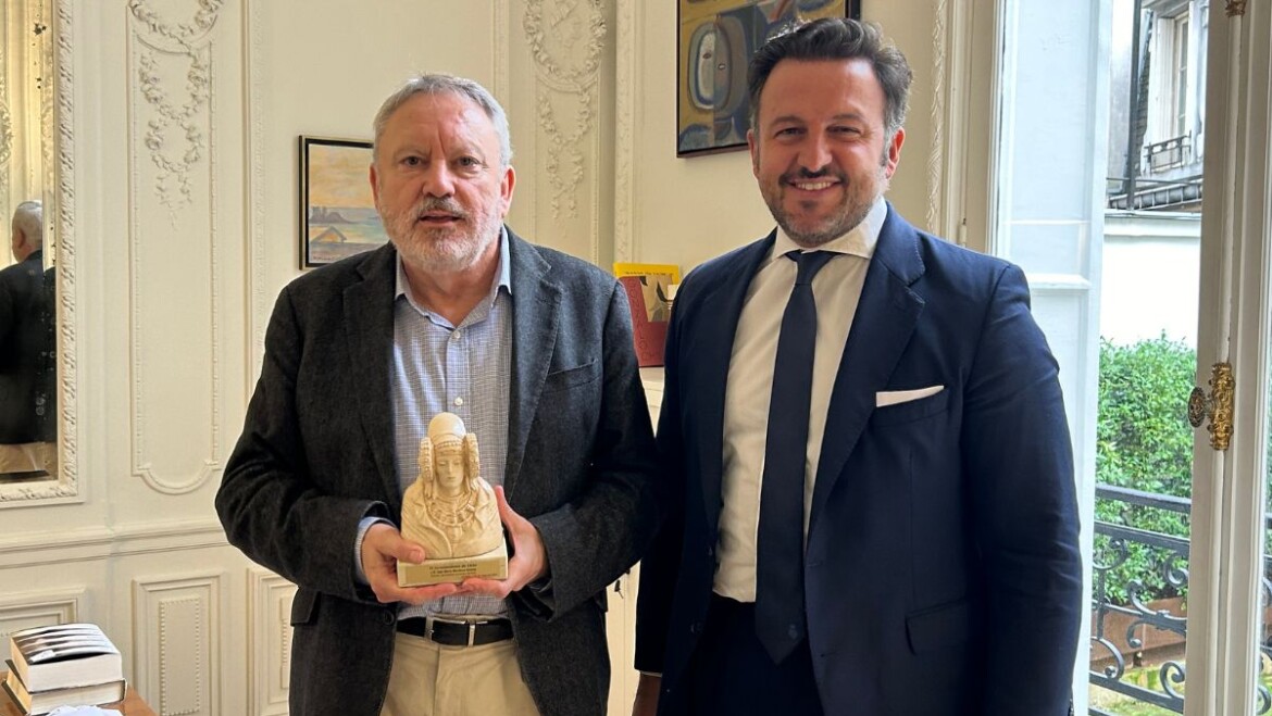 El alcalde propone llevar el Misteri d’Elx a Francia en un encuentro en el Instituto Cervantes de París