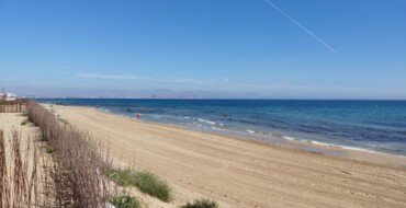 Elche renueva un año más las cinco banderas azules en sus playas