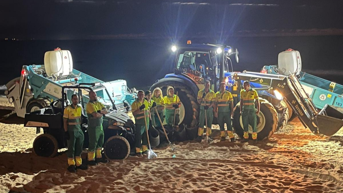 Los servicios de limpieza recogen 6 toneladas de residuos de las playas de Elche tras la noche de San Juan