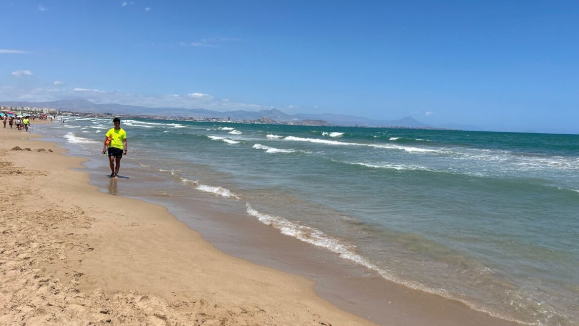 Elche renueva la campaña de sensibilización ‘Playas sin Humo’