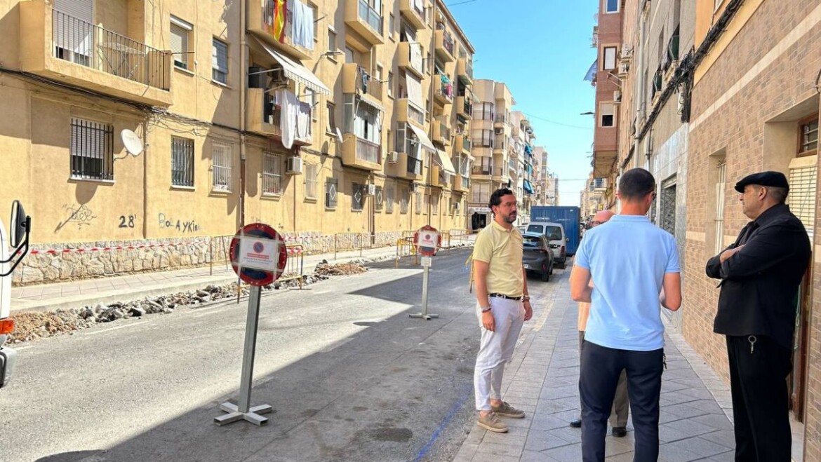 El Ayuntamiento comienza la plantación de 60 árboles en la calle Ginés García Esquitino