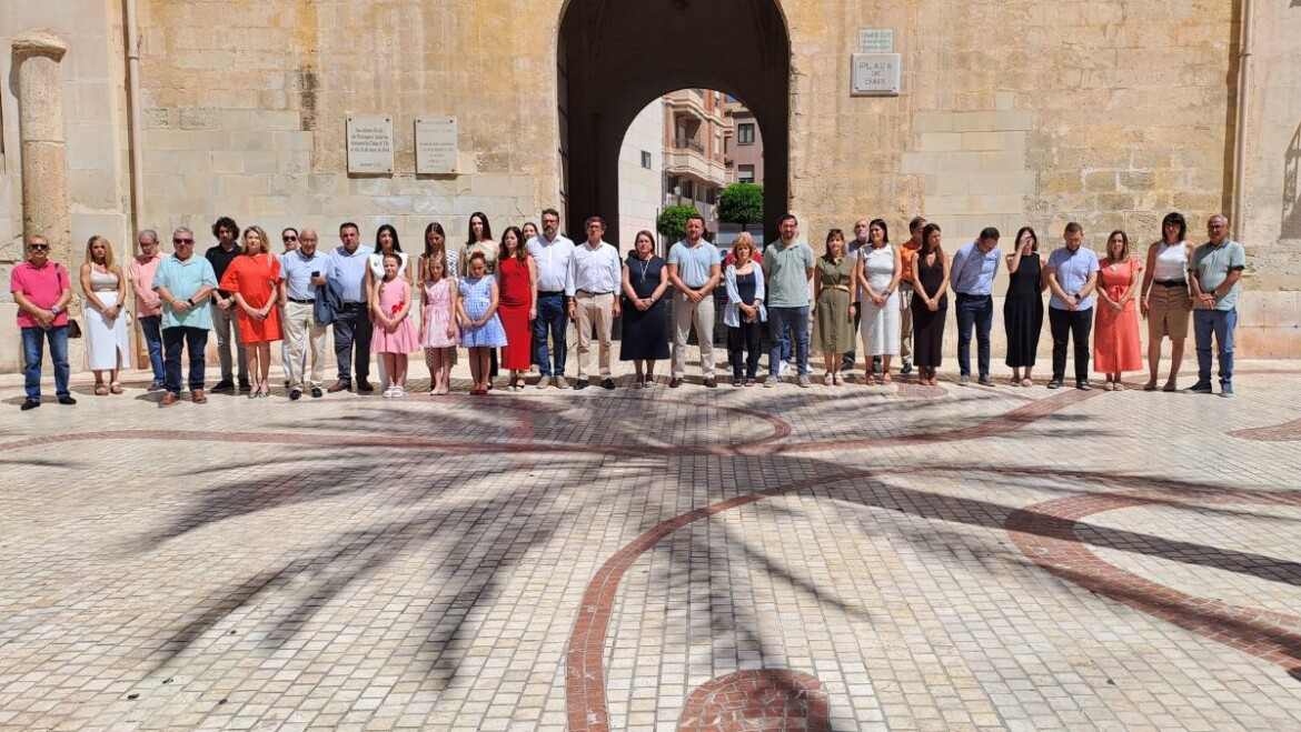 Elche se suma en un minuto de silencio a la condena del asesinato de una mujer en Alicante