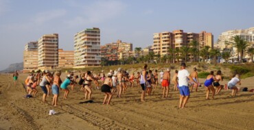 Cerca de 3.000 personas participan en las actividades deportivas en las playas de Elche