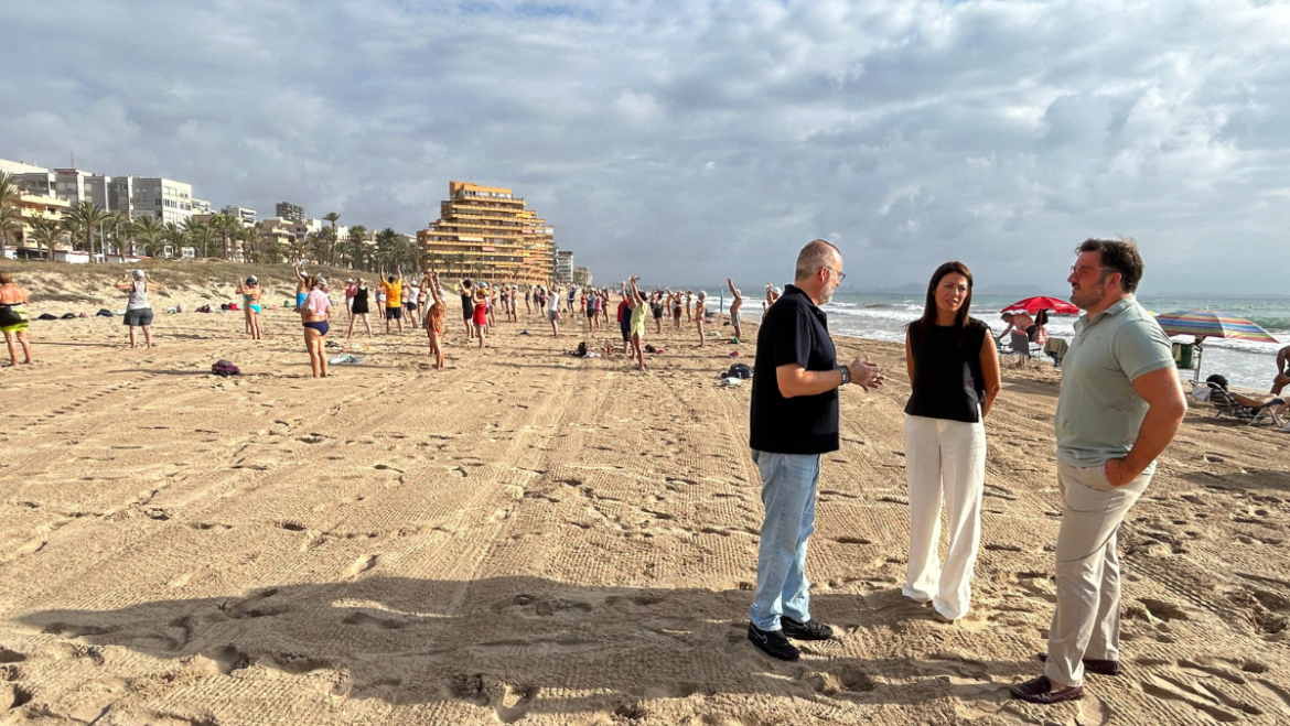 L’alcalde visita les activitats del programa ‘Enforma’ a la platja dels Arenals
