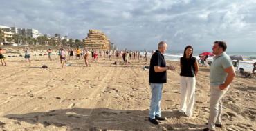 El alcalde visita las actividades del programa ‘Enforma’ en la playa de Arenales