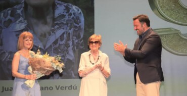 Elche homenajea a casi un centenar de mayores de 90 años con un acto en el Gran Teatro