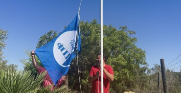 El Aula de Naturaleza del Clot de Galvany ya luce su bandera azul