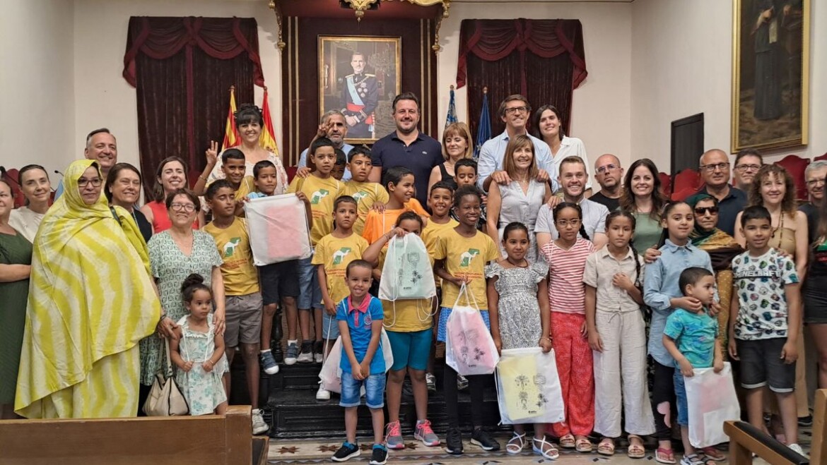 El Ayuntamiento recibe a los 25 niños saharauis y a sus familias de acogida