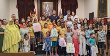El Ayuntamiento recibe a los 25 niños saharauis y a sus familias de acogida