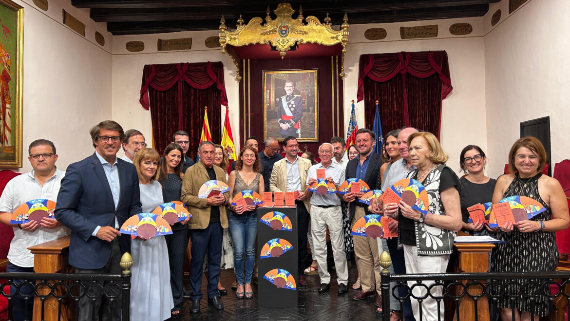La presentación del abanico del artista Antonio Ródenas y el facsímil marcan la antesala del Misteri d’Elx
