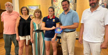 El alcalde recibe a la nadadora ilicitana Ángela Martínez tras su 10º puesto en los JJOO de París