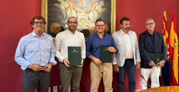 Ayuntamiento y Federación de Peñas del Elche CF firman un convenio para promover la imagen de la ciudad