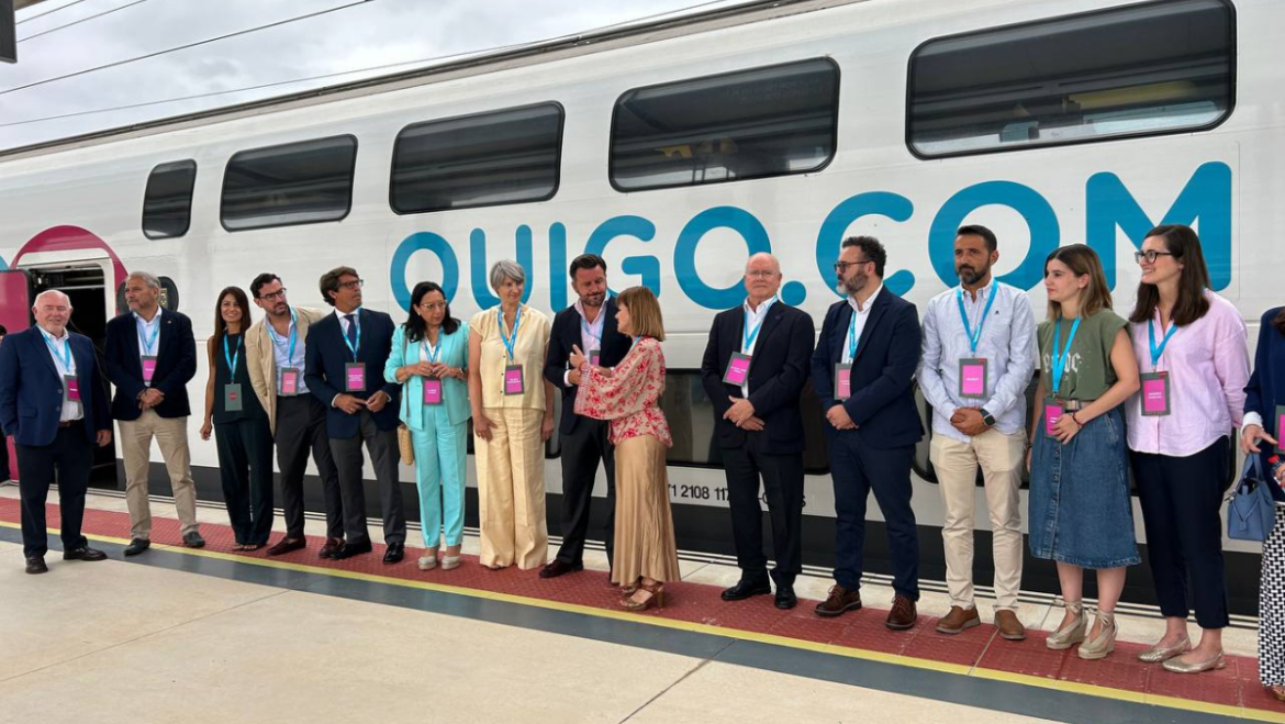 La línea de autobús urbano R4 que une Elche con la estación de AVE amplía sus horarios