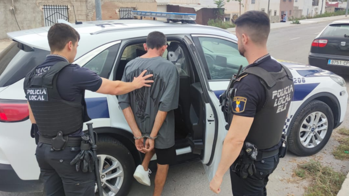 Detingut un home per accedir a una finca i robar aus