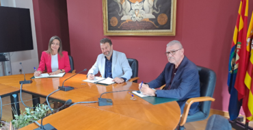 El Ayuntamiento de Elche firma un convenio con la Ruta del Vino de Alicante