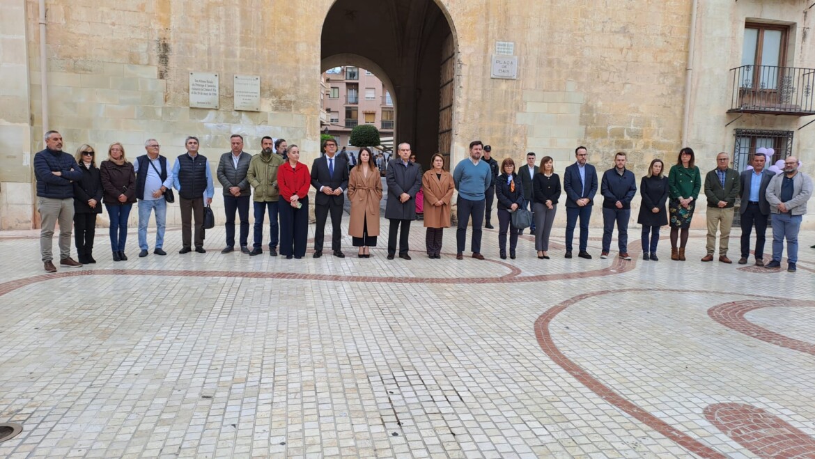 Elche se suma a la condena del asesinato de una mujer en Orihuela con un minuto de silencio