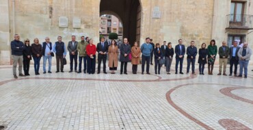 Elche se suma a la condena del asesinato de una mujer en Orihuela con un minuto de silencio