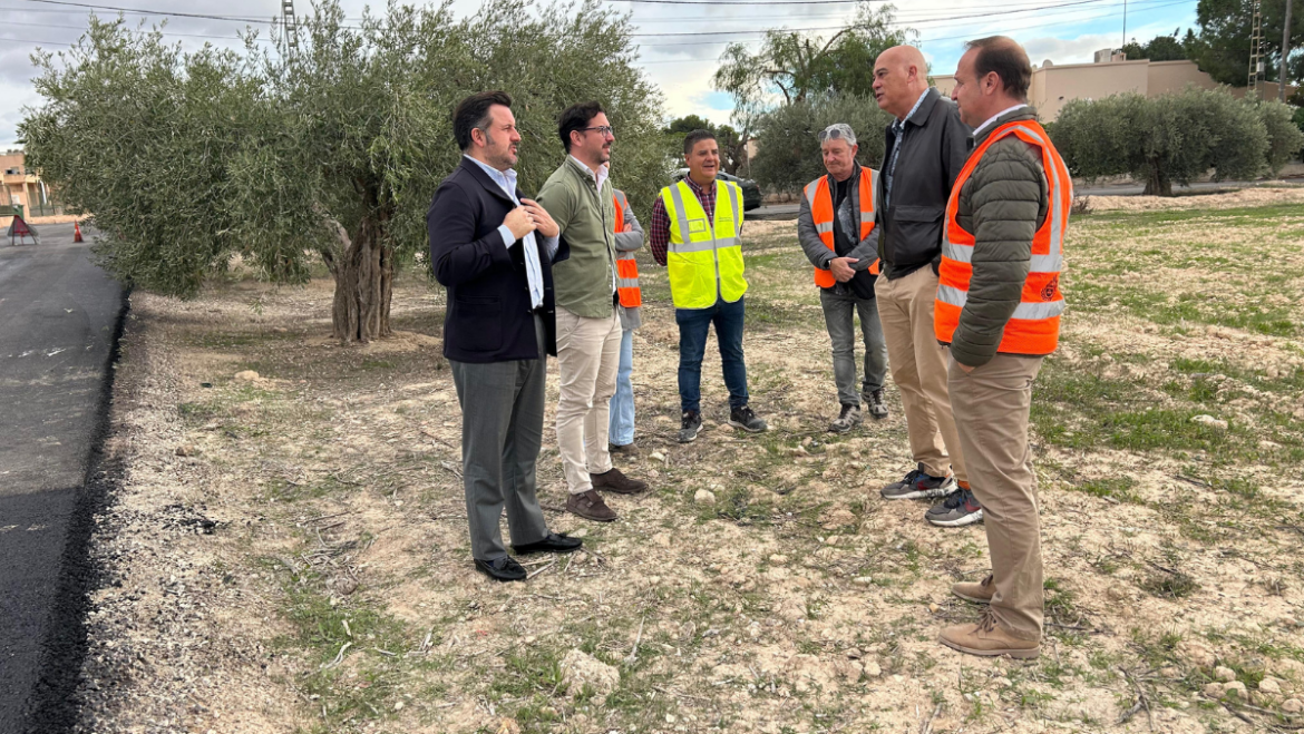 El Ayuntamiento asfalta 24 kilómetros en caminos del Camp d’Elx