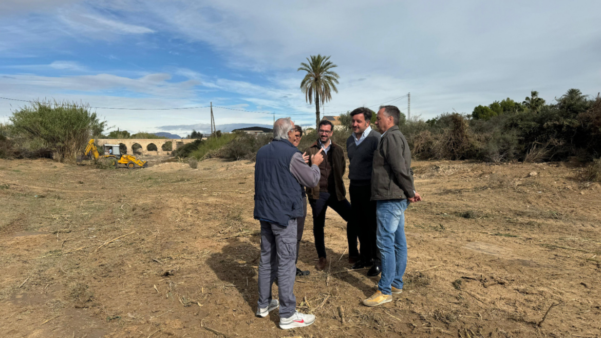El Ayuntamiento inicia las labores de limpieza en el barranco de los Arcos