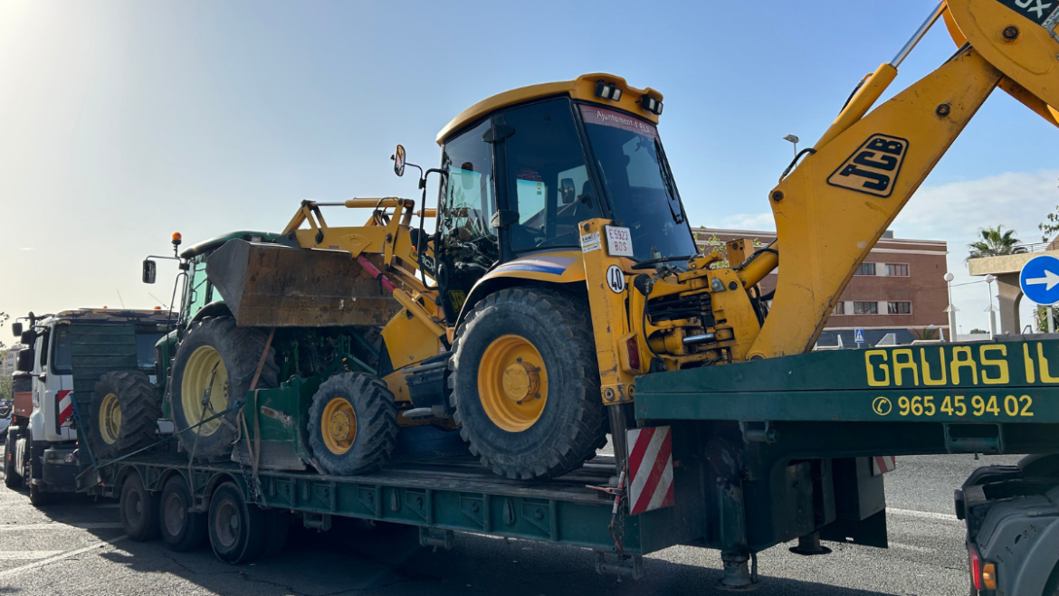 Elche envía maquinaria a Valencia para ayudar en la limpieza y recuperación de los municipios afectados