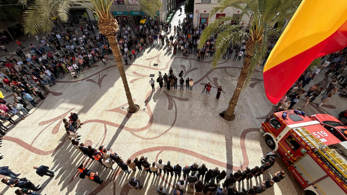 Elx guarda cinc minuts de silenci en memòria dels morts pels efectes de la DANA