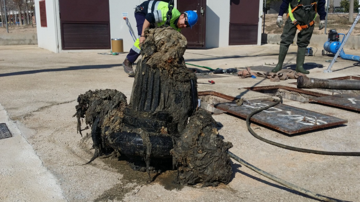 Elche lanza una campaña para concienciar sobre las consecuencias de arrojar toallitas al inodoro