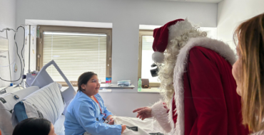 Papá Noel llega a los hospitales de Elche con libros para los niños ingresados
