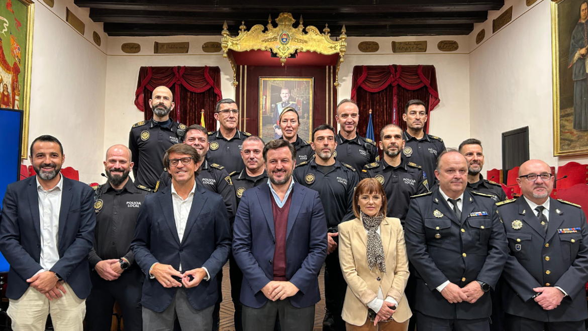 Més d’una trentena d’agents i oficials de la Policia Local d’Elx prenen possessió del càrrec